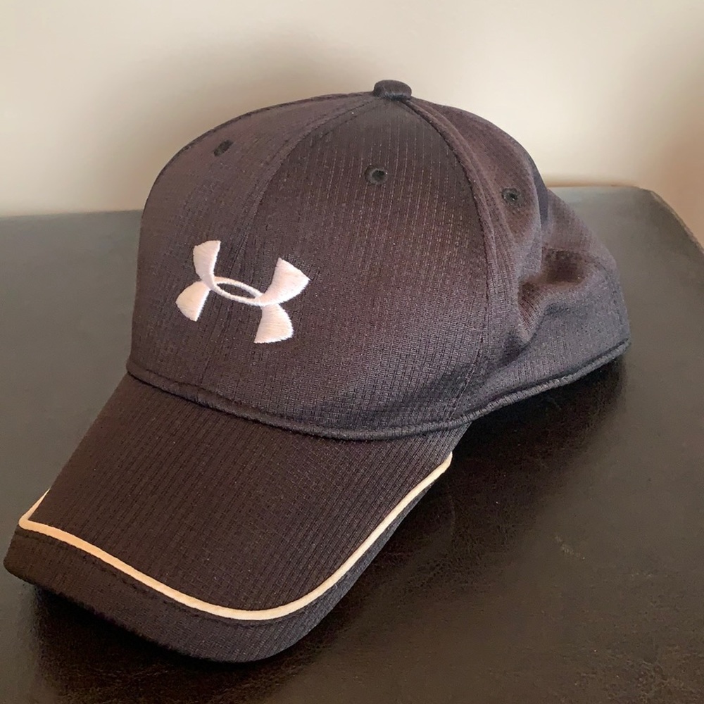 Men’s under Armour baseball hat.